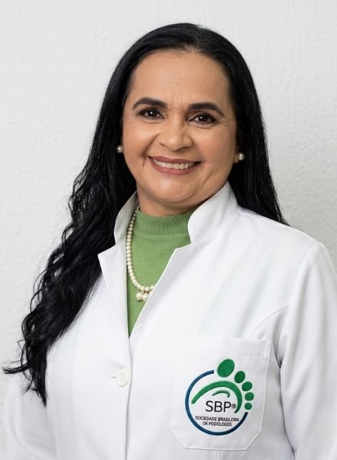 Diretoria / Regionais 9 Retrato da podóloga Ana Célia Elias de Oliveira, associada SBP e especialista em pé diabético na clínica Pés e Mãos em Paragominas - PA.