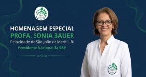 Banner em tons de azul e verde com a foto da Profa. Sonia Bauer de jaleco branco, destacando a homenagem especial à Presidente Nacional da Sociedade Brasileira de Podólogos por sua contribuição à classe profissional.