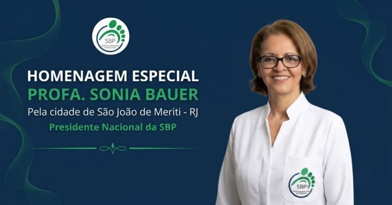 Banner em tons de azul e verde com a foto da Profa. Sonia Bauer de jaleco branco, destacando a homenagem especial à Presidente Nacional da Sociedade Brasileira de Podólogos por sua contribuição à classe profissional.