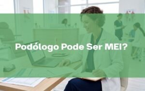Banner com a pergunta "Podólogo Pode Ser MEI?" sobreposta a uma foto de uma podóloga de jaleco trabalhando em um notebook e revisando documentos administrativos.